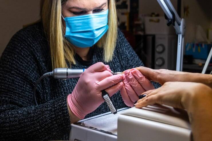 Уход с завода ради маникюра